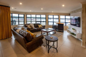 uSHAKA WATERFRONT - PEACEFUL PLENTIFUL PENTHOUSE